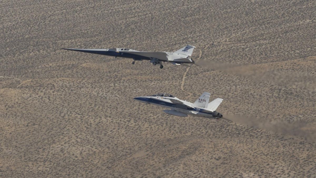 Un caccia F/A-18 in volo accanto allo sperimentale X-59 della NASA