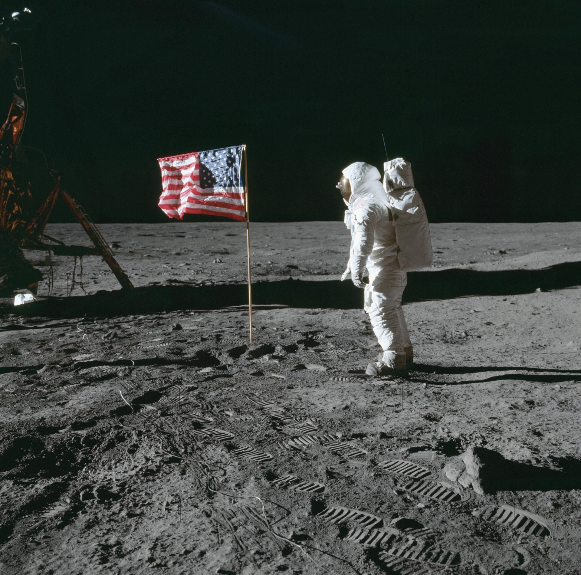 L'astronauta Buzz Aldrin sulla superficie lunare durante la missione Apollo 11