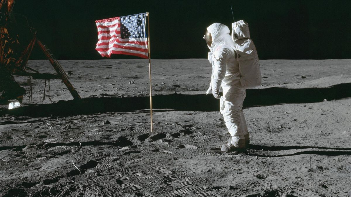 L'astronauta Buzz Aldrin sulla superficie lunare durante la missione Apollo 11