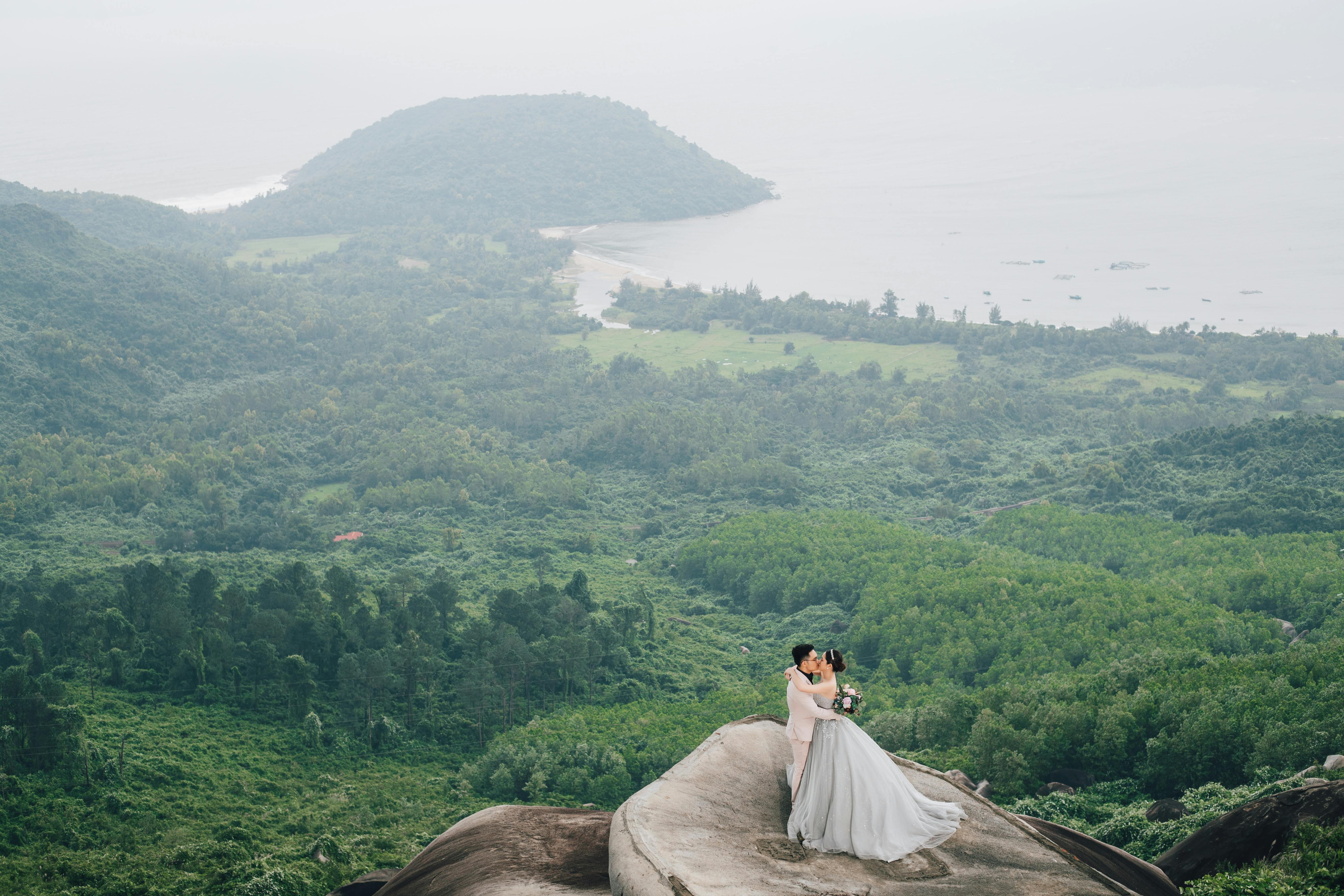 Destination wedding couple overlooking a cliff