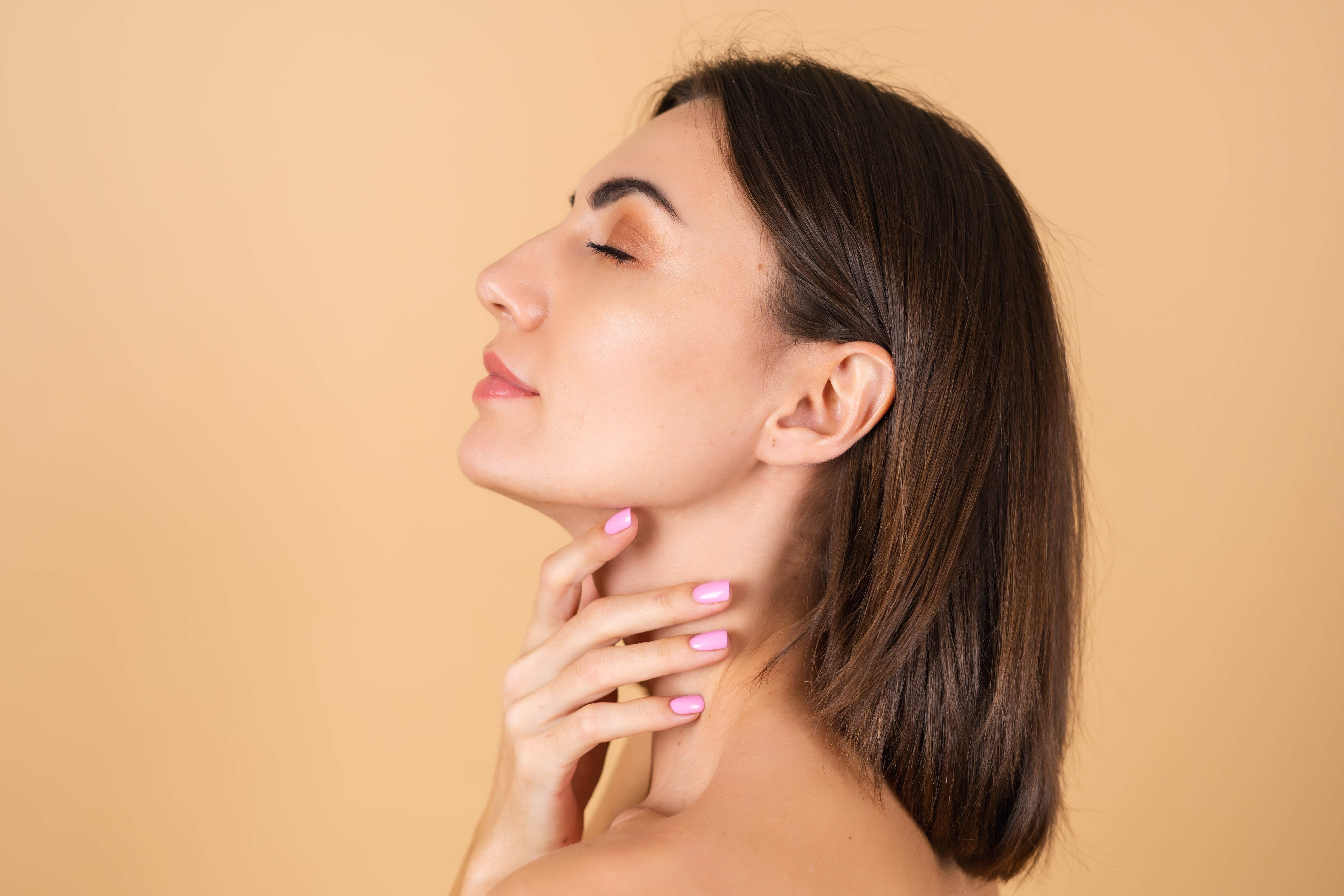 Soluciones avanzadas para el envejecimiento: combinación de lifting facial Vertical Restore y lifting de cuello en Turquía