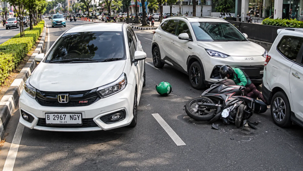 Pengemudi Mobil di Jakarta Selatan Tabrak 4 Mobil dan 1 Motor, Korban Alami Luka Serius