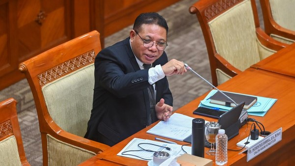 Inosentius Samsul, Calon MK Baru Yang Resmi Disetujui DPR Sebagai Pengganti Arief Hidayat