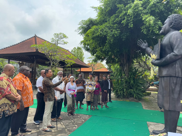 Indonesia Berikan Patung Dalam Rangka Rayakan 50 Tahun Persahabatan Dengan Papua Nugini