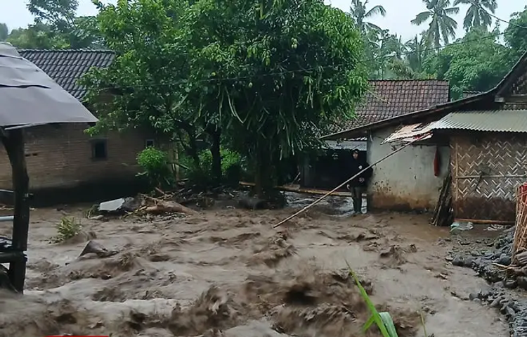 Banjir Sudah Surut, Akses Air Bersih di Gunungsari Bondowoso Masih Jadi Permasalahan
