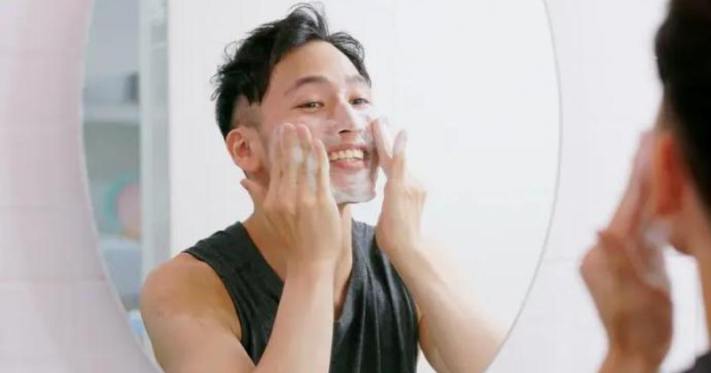 Laki Tak Perlu Pakai Skincare? Jangan Salah, Simak Penjelasannya!