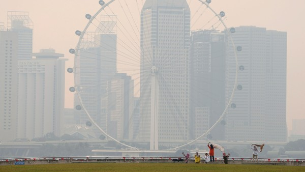 Lelah Dengan Asap Tebal Karhutla, Singapura Putuskan Turun Tangan Bantu Padamkan Api