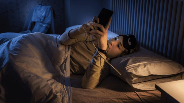 Suka Main HP Sebelum Tidur? Ketahui Dampaknya