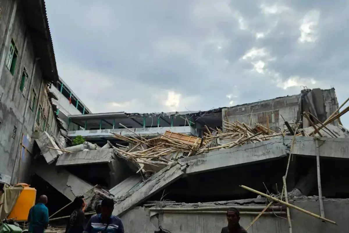 Mushala Ponpes Al-Khoziny Ambruk Saat Salat Ashar, 49 Santri Masih Belum Ditemukan