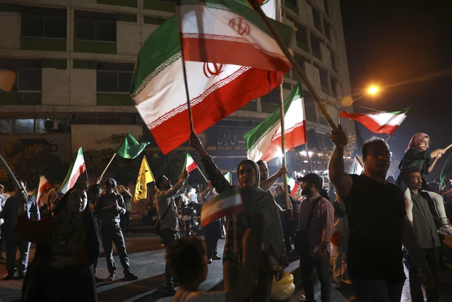 Pemerintah Iran Menyatakan Gencatan Senjata Dengan Israel, Warga Iran Turun ke Jalan Untuk Rayakan Kemenangan