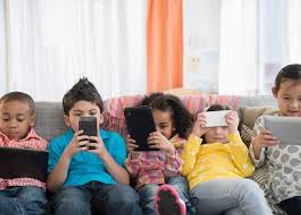 Anak Sebaiknya Dibatasi Waktu Screentime-nya, Kenapa?