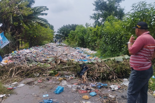 Akibat Sampah Yang Terus Menumpuk, Warga Deli Serdang Beramai-Ramai Tutup Jalan