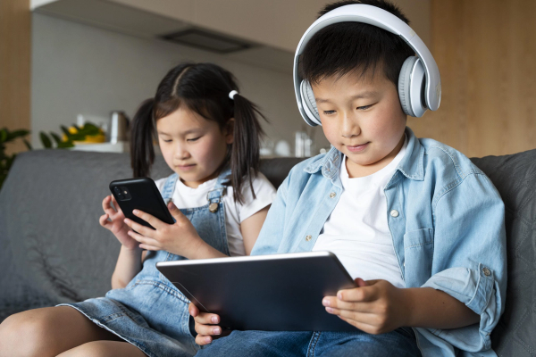 Kapan Waktu Terbaik Anak Untuk Diperbolehkan Memakai Gadget?