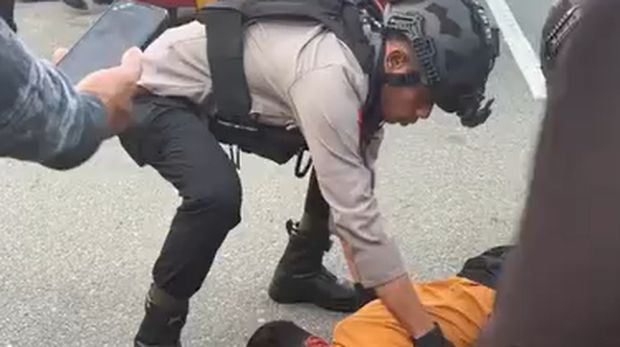Viral Oknum Brimob Pukul Kepala Warga Hingga Meninggal, Damkar Langsung Buat Video Edukasi Kegunaan Helm