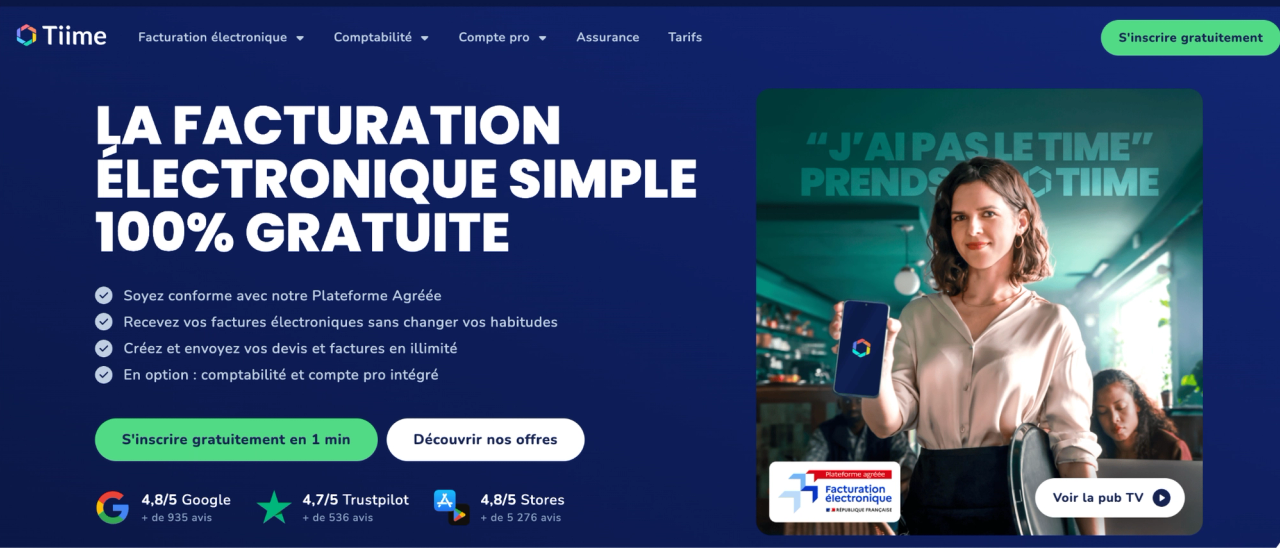 Page d’accueil de Tiime présentant la facturation électronique gratuite et une femme tenant un téléphone, avec des options de comptabilité pour freelance