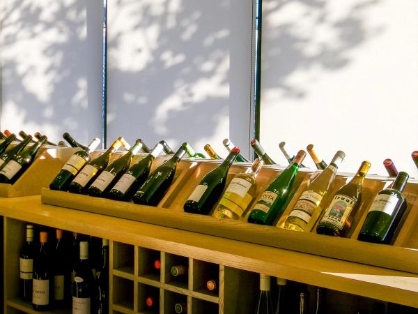 Ouvrir un bar à vin : guide pratique et conseils 2026