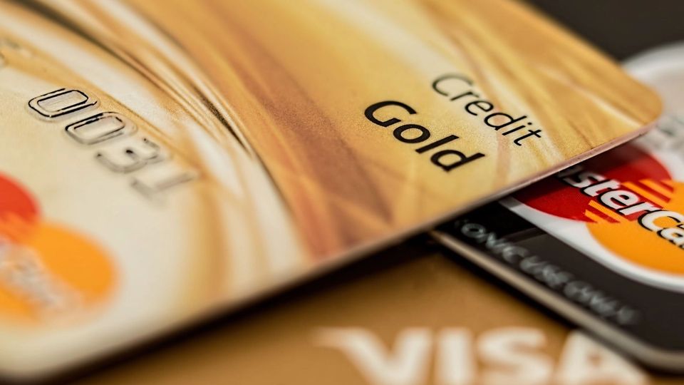 Carte de crédit ou débit : laquelle choisir en entreprise ?