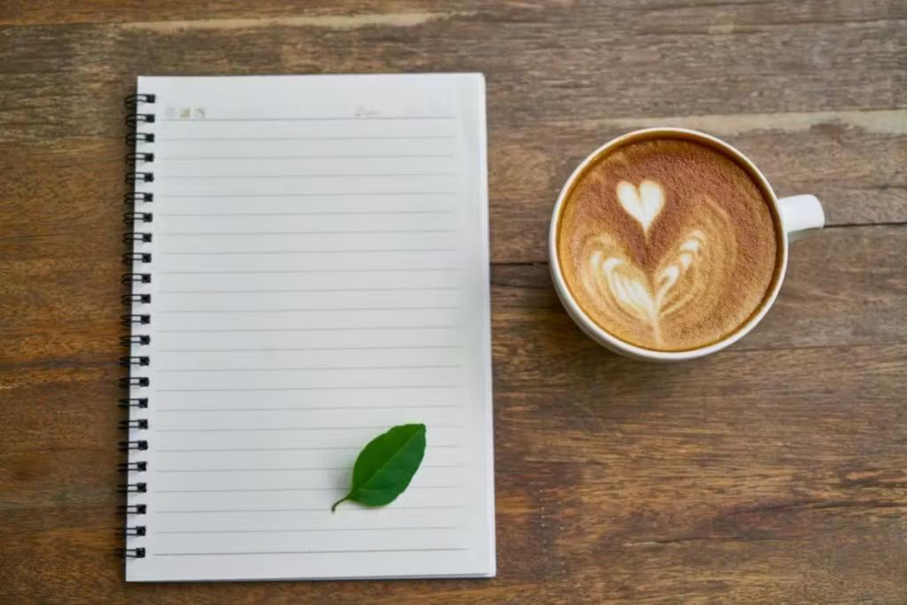 Un carnet et un café