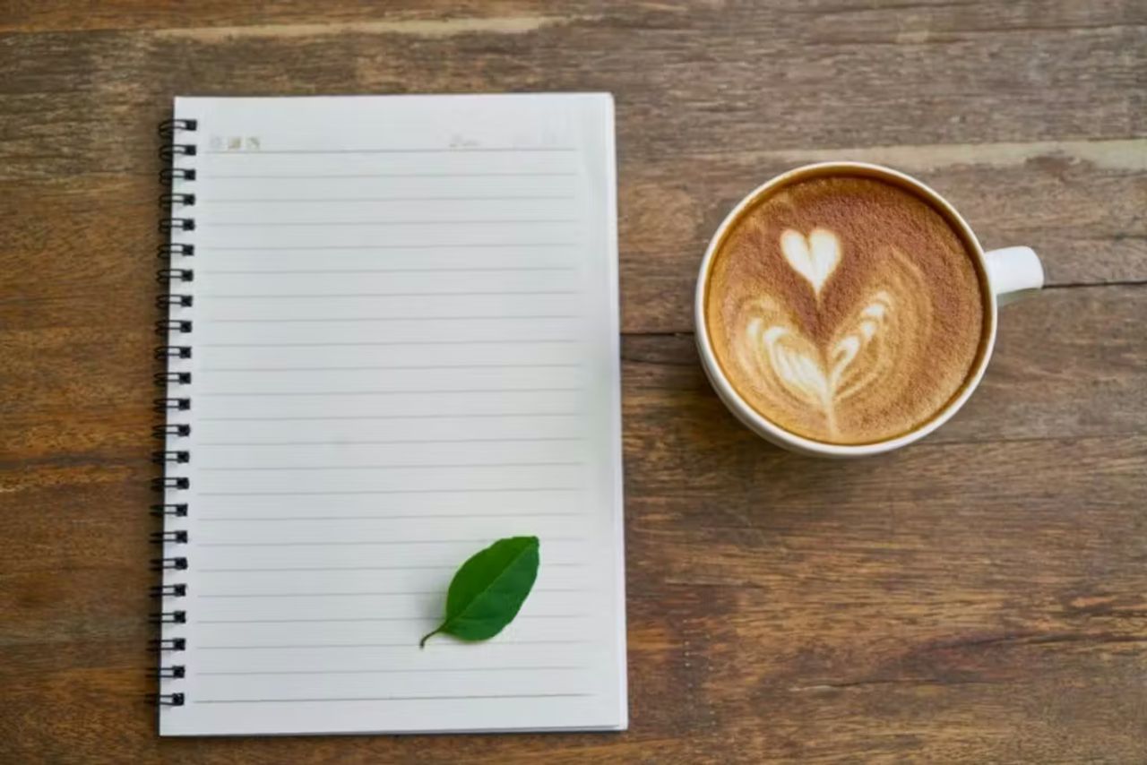 Un carnet et un café
