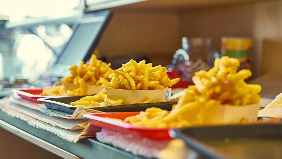 Ouvrir une friterie : étapes, aides et réglementation 2026