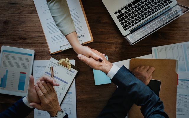 Cession de parts sociales : guide complet des démarches légales