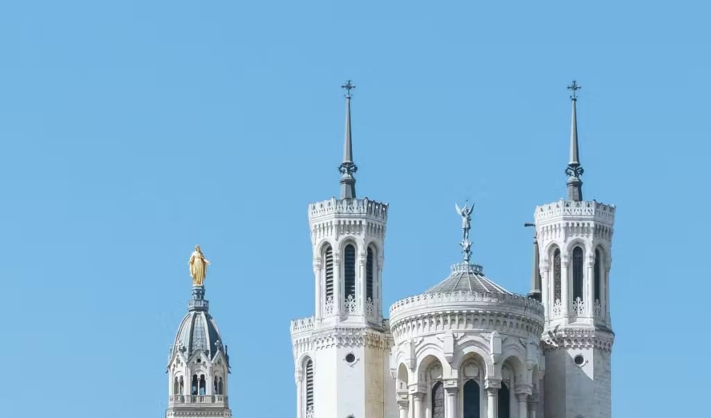 La domiciliation de son entreprise à Lyon