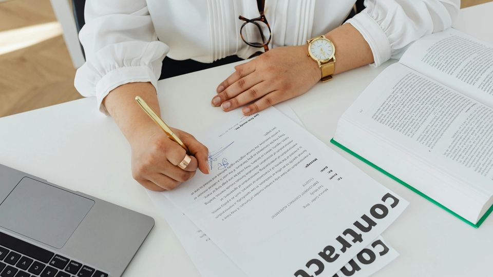 Contrat de travail CESU : sécurisez l’embauche à domicile