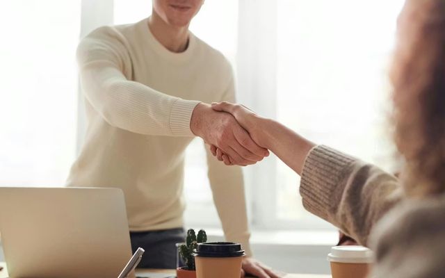 Embaucher un salarié en SASU : comment ça marche ?