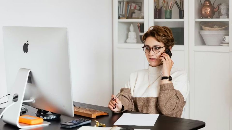 Salarié et indépendant en même temps : possible ?