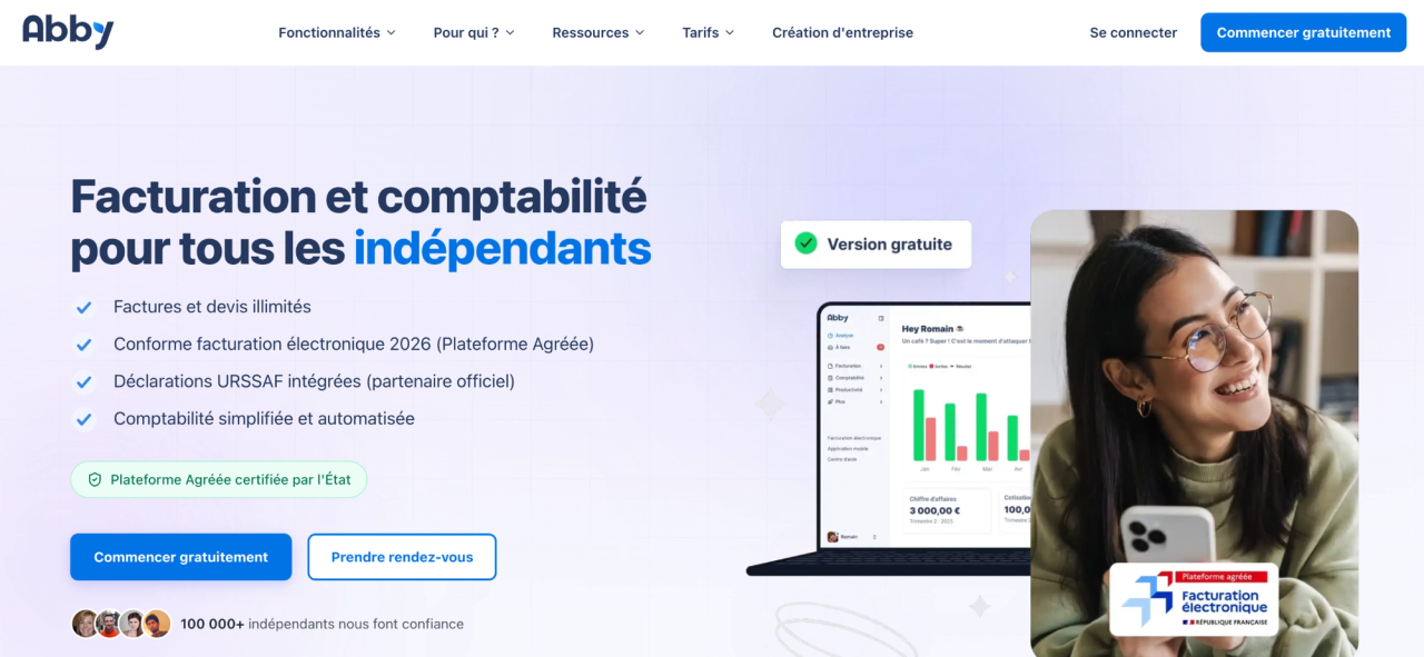 Page d’Abby présentant un logiciel comptabilité freelance, avec tableau de bord sur ordinateur et indépendante utilisant son téléphone