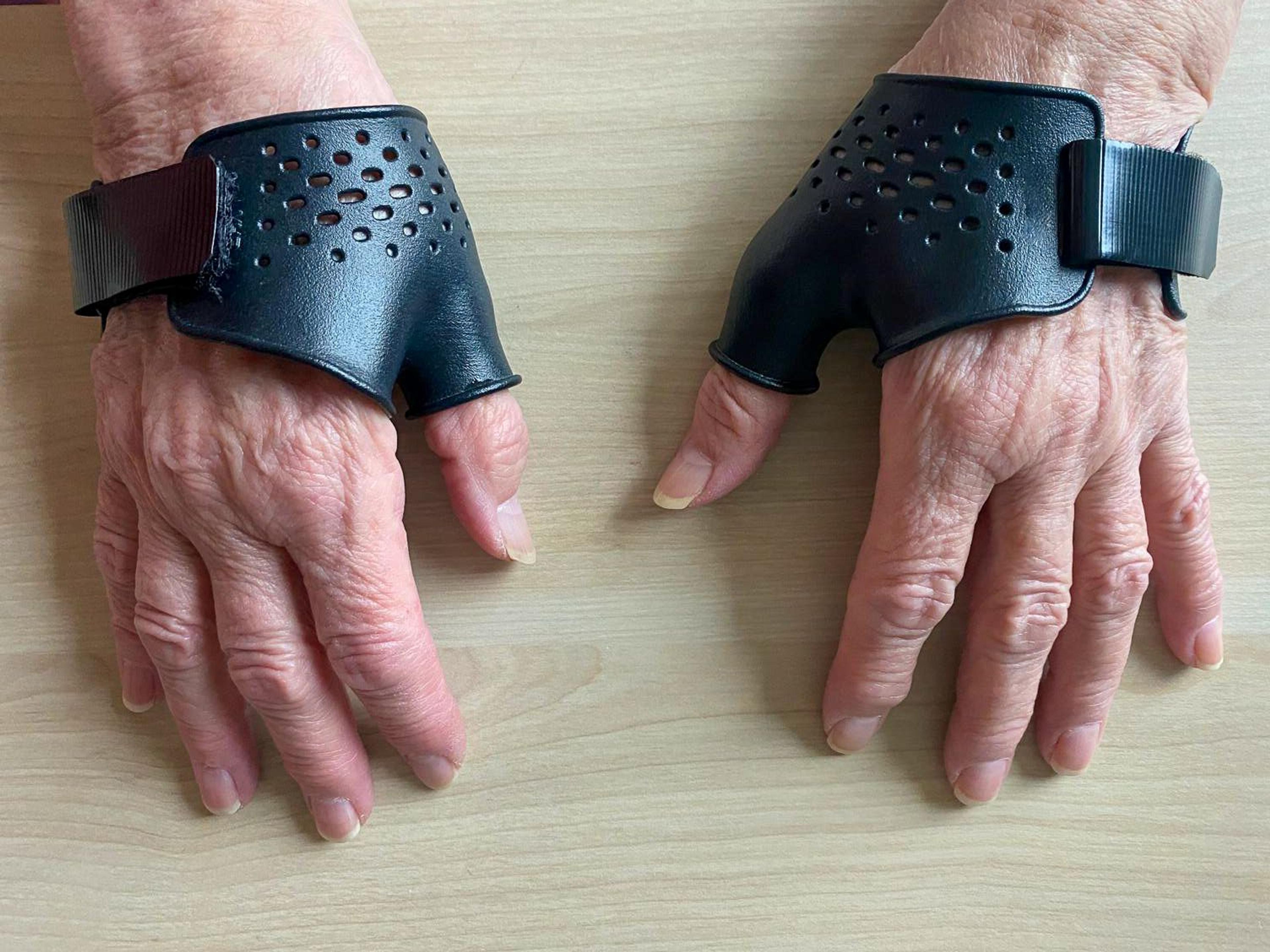 "Finally, a brace that supports my fingers well and remains comfortable. The material is easy to clean and much better than what I had before. Indispensable for me."