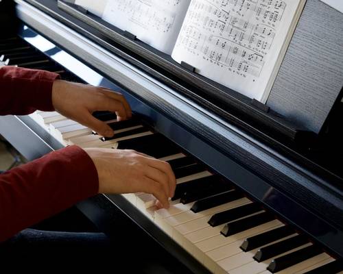 Learning to play piano: the best way to learn in 2026 as a beginner.