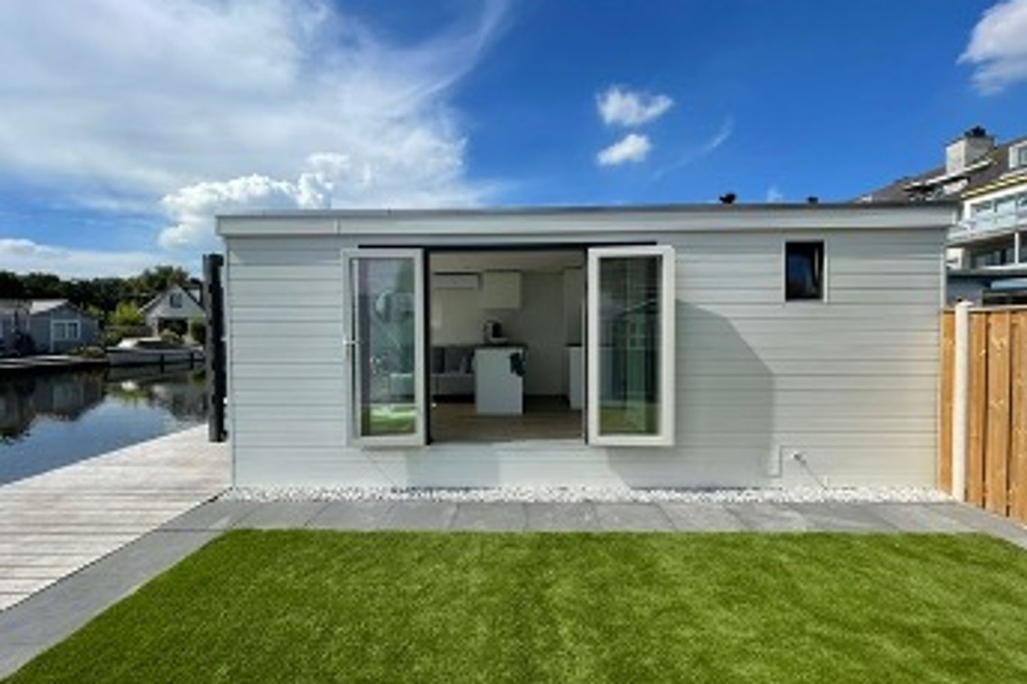 De openslaande deuren aan de tuin.