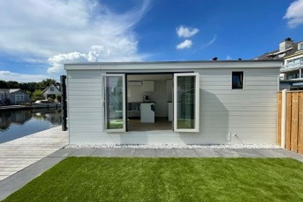 De openslaande deuren aan de tuin.