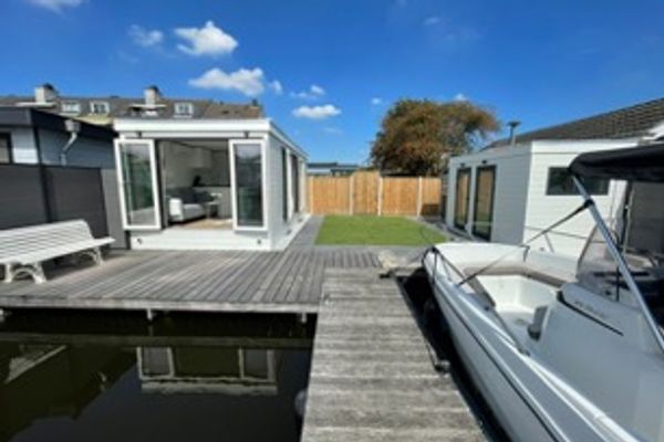 Prachtig gelegen aan het water.