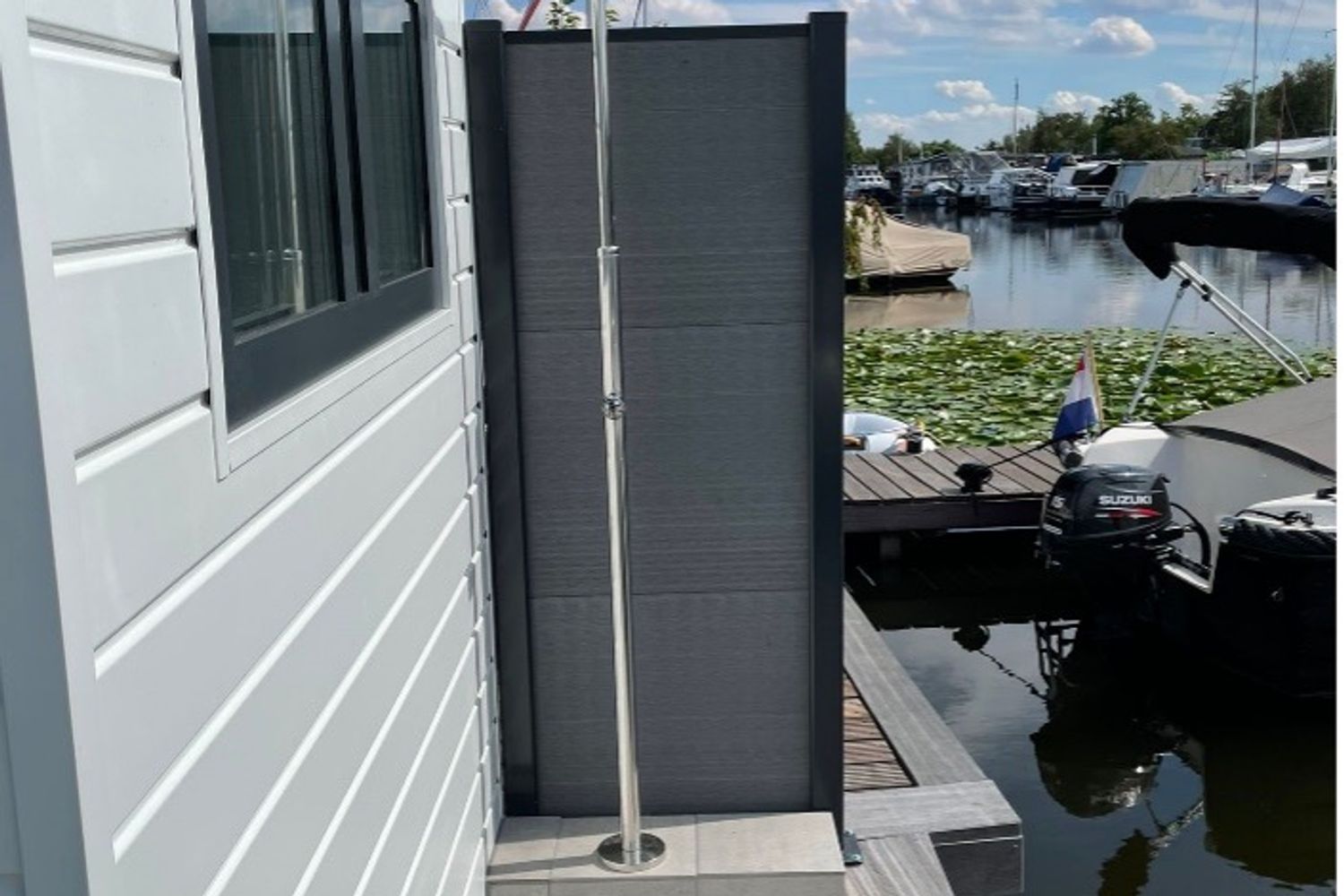 De buitendouche biedt veel gemak voor na het zwemmen.