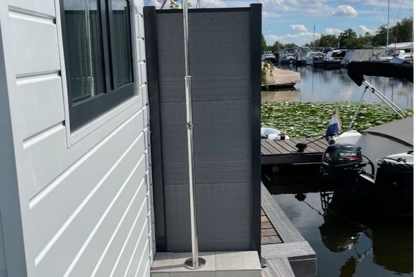 De buitendouche biedt veel gemak voor na het zwemmen.