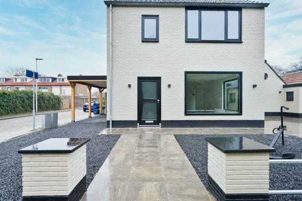 De voordeur met de mooie voortuin.