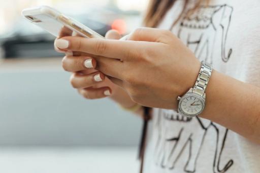 woman deciding a tool - Apps Like Myfitnesspal