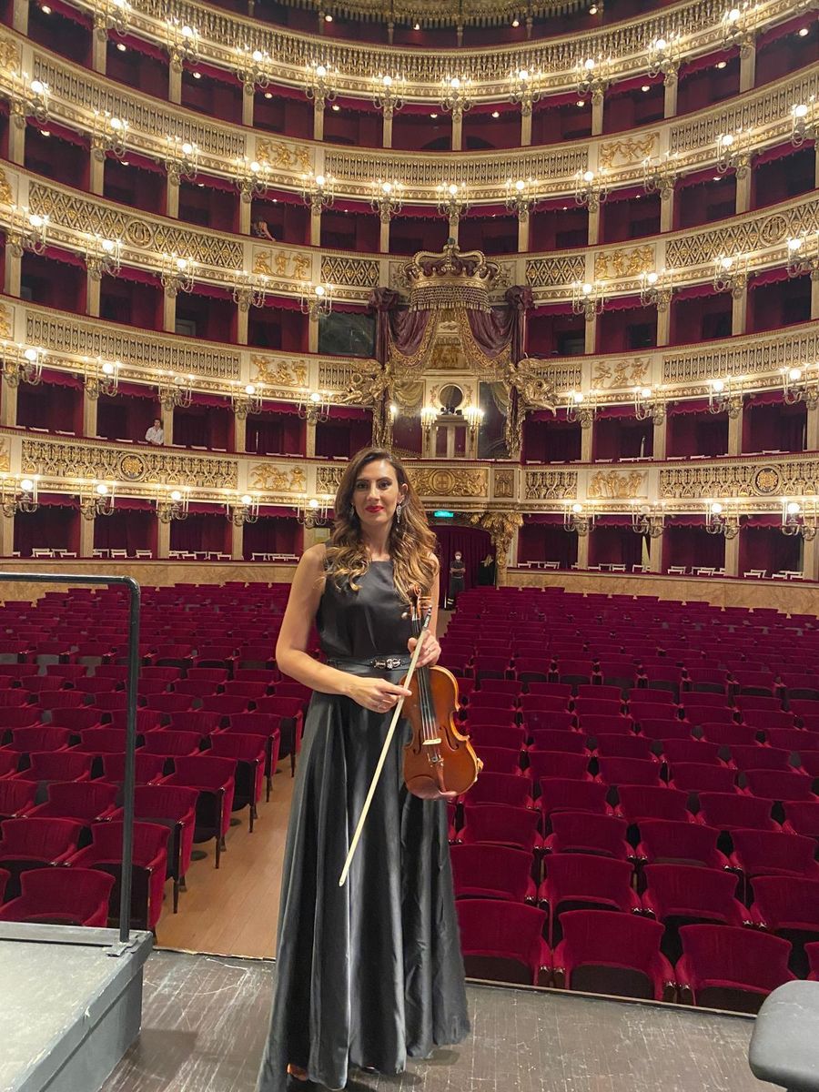 Con il violino, sala del teatro