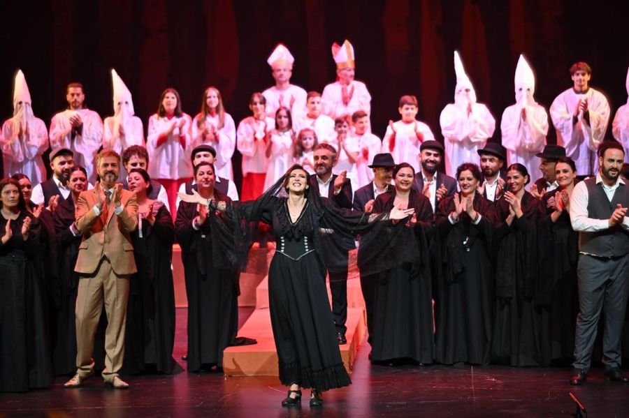 Opera con coro in scena