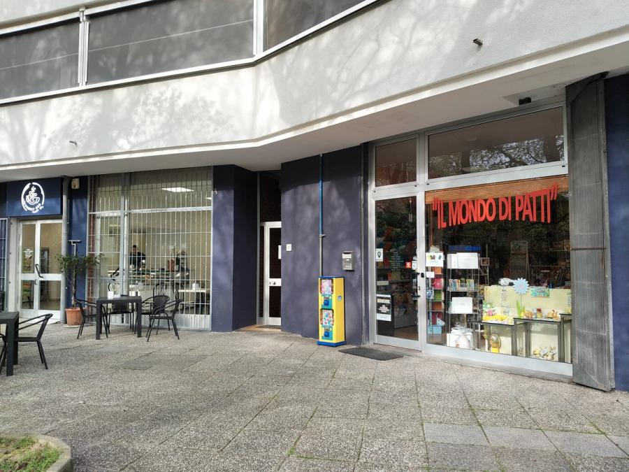 Vetrina della cartoleria Il Mondo di Patti