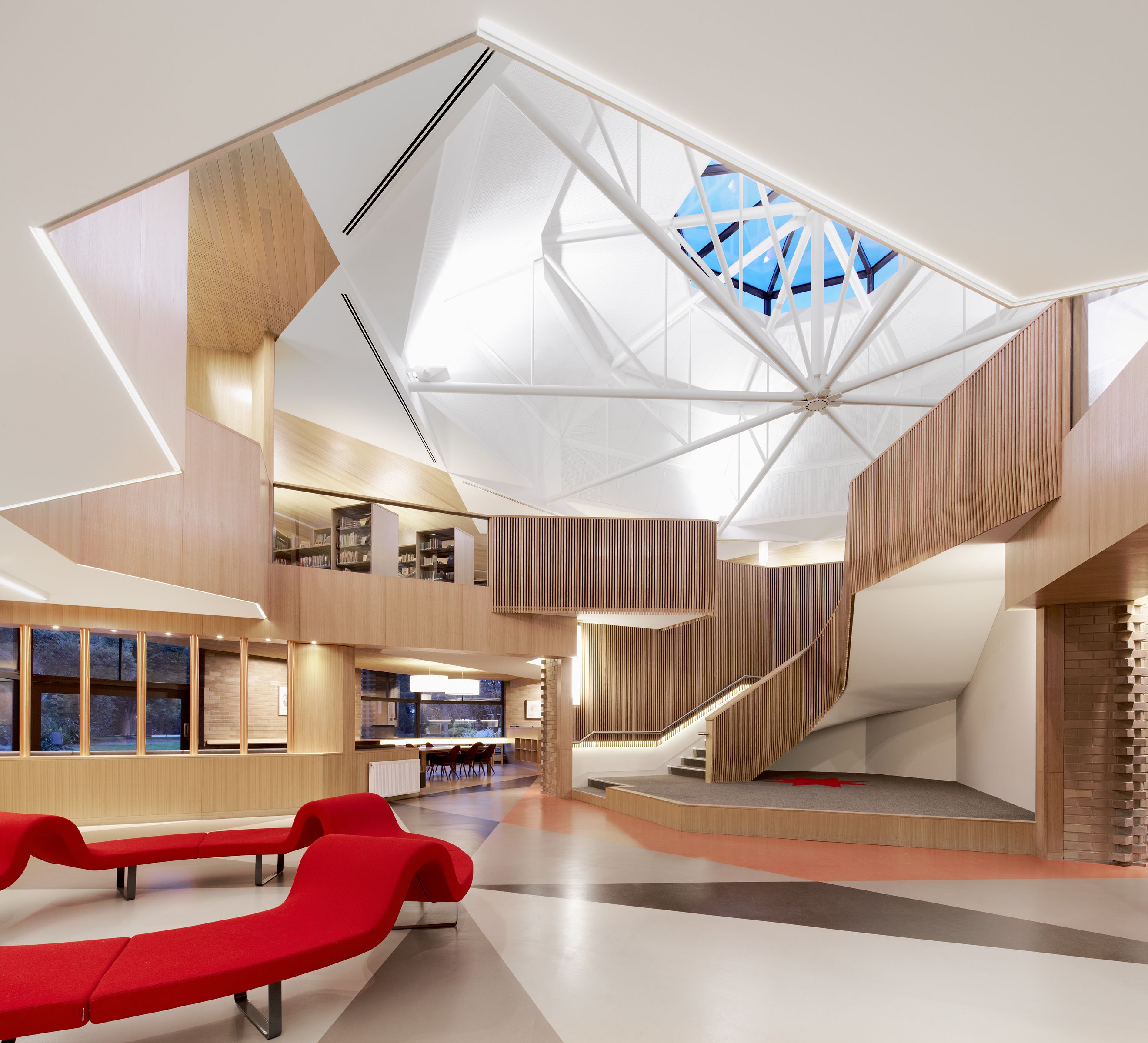 The Ormond College Academic Centre is the heart of the building, a central void links the two floors. Above, a faceted, top-lit lantern, drawing inspiration from Islamic architecture and the great domes of historic library reading rooms, floods the interior with natural light.