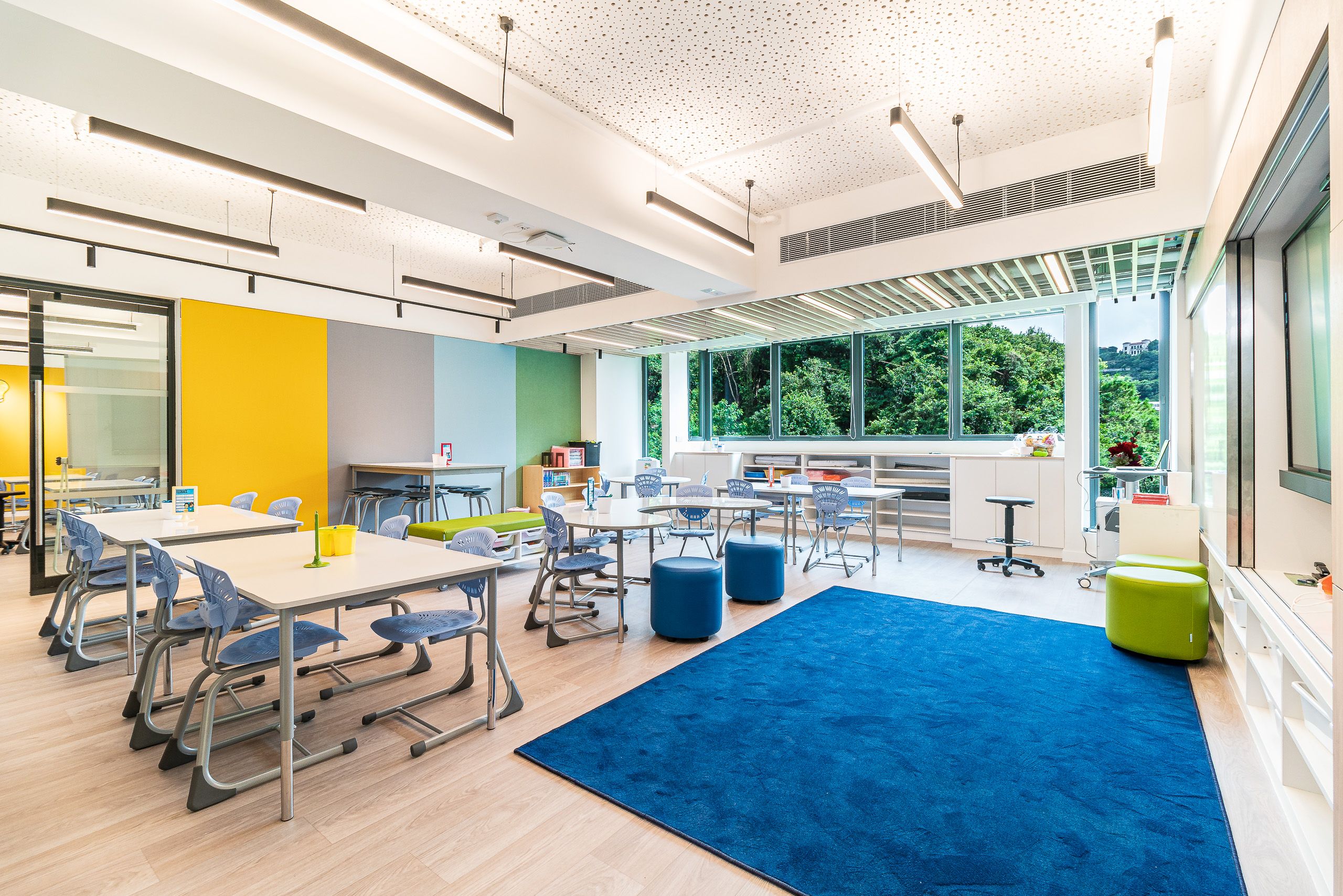 Flexible classroom at the French International School Hong Kong featuring light-filled learning spaces, adaptable furniture and contemporary educational design.