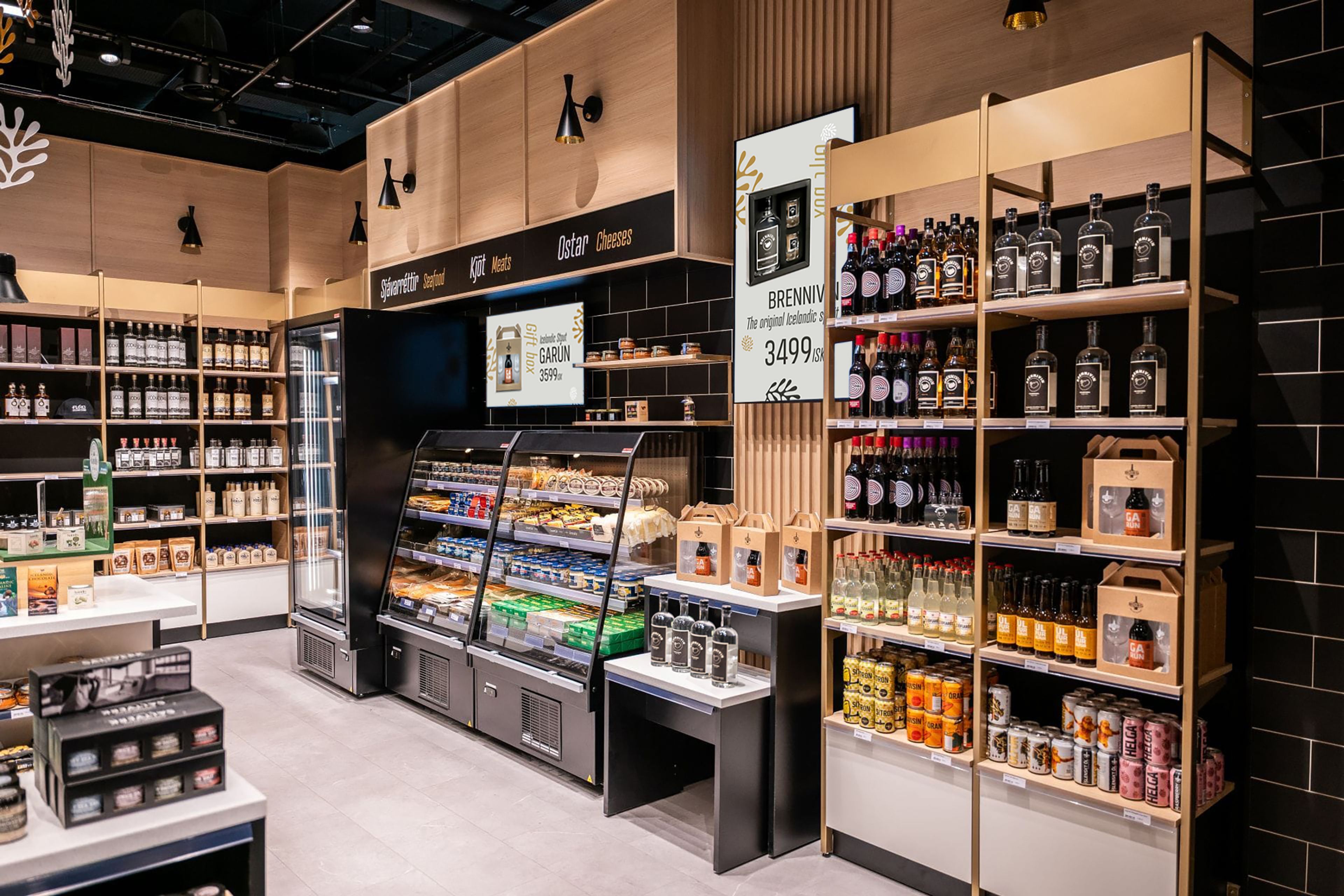 Bilde av reoler med kuratert produktplassering inne i butikk