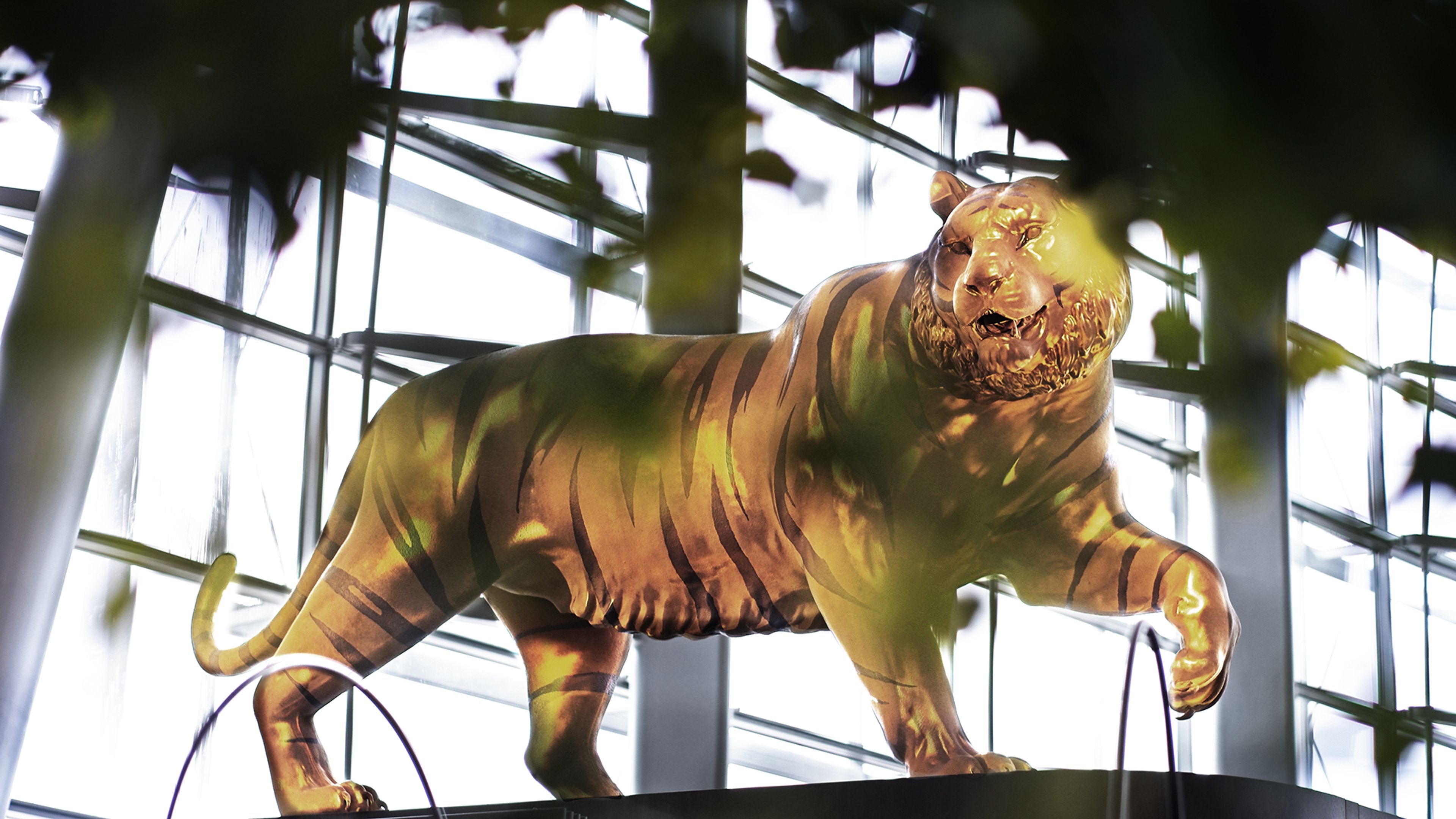 Stor, gyllen tigerskulptur. Tigerstaden er et distinkt merkevare- og retailkonsept utviklet av Grid branding.