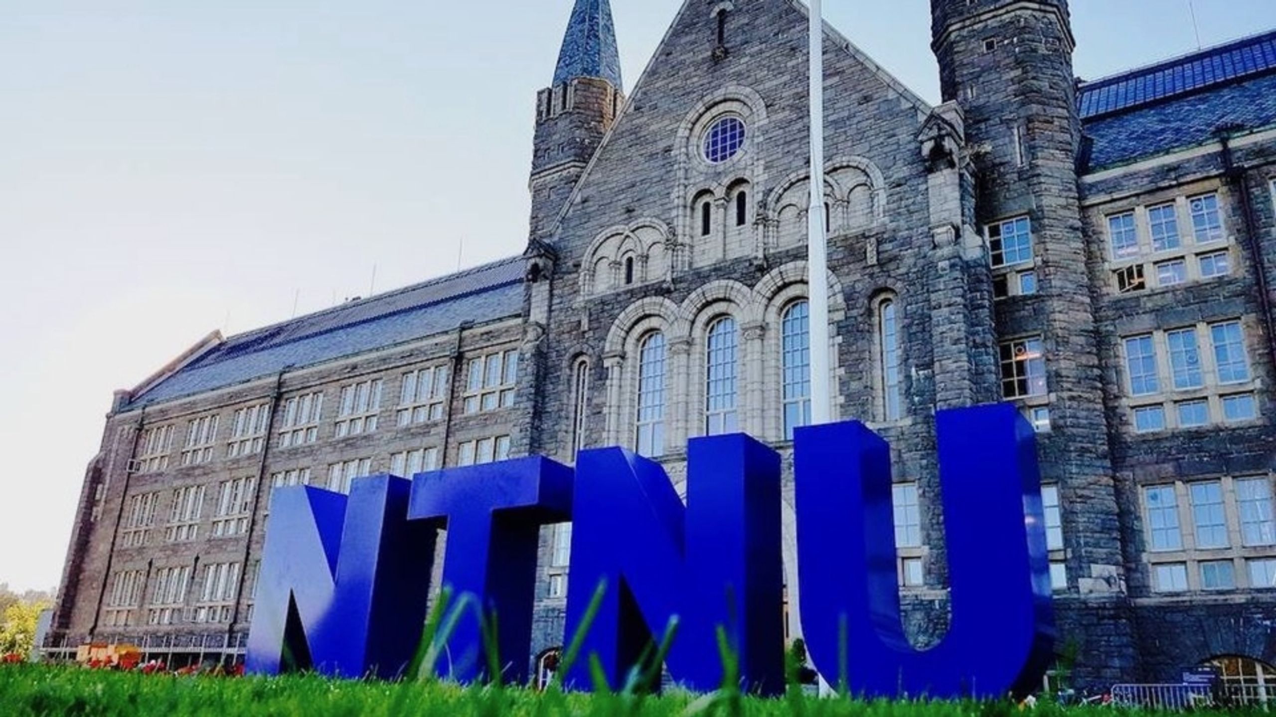 NTNU hovedinngang og logo