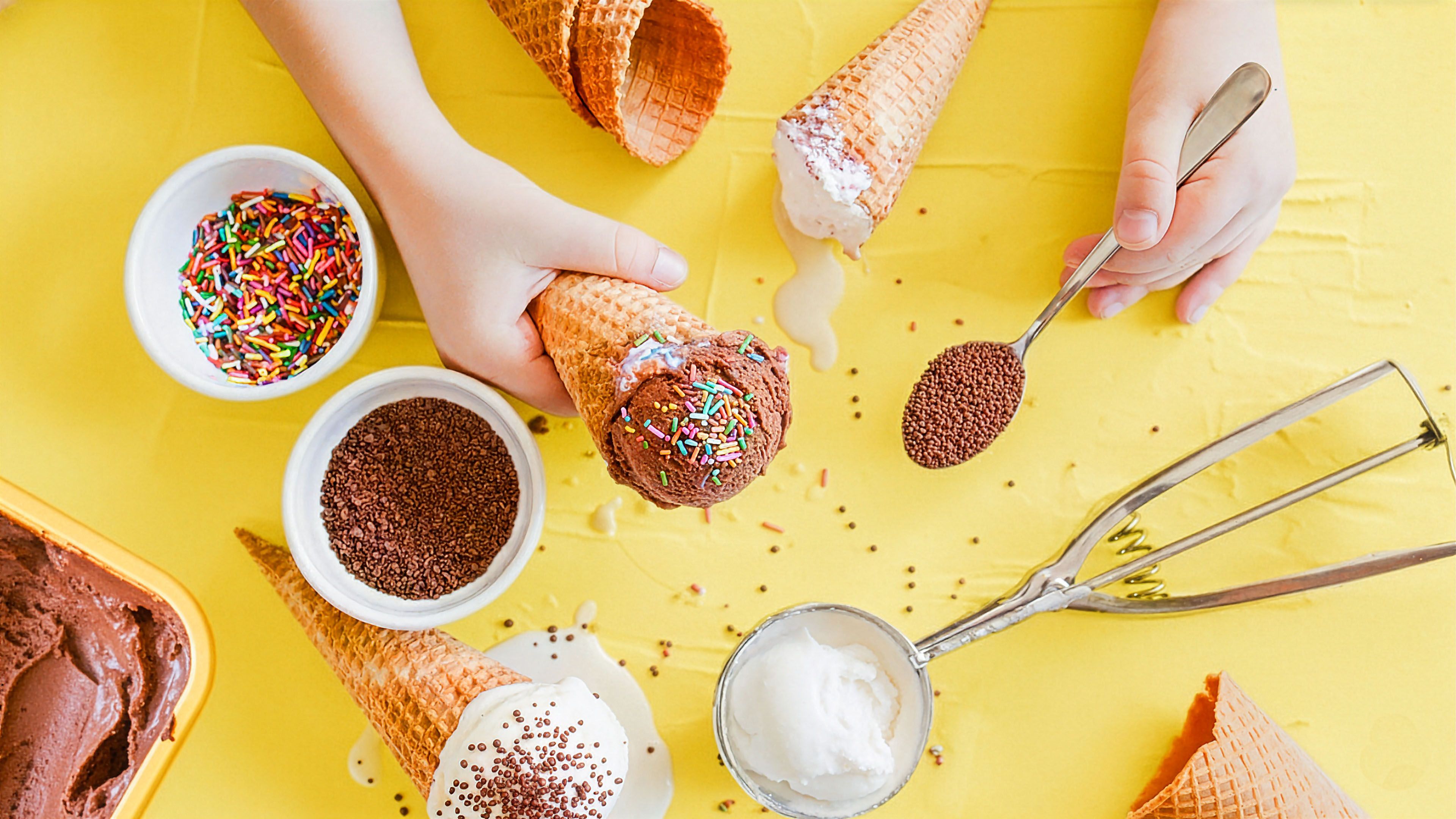 Bilde av barnender som strør tilbehør på Diplom-Is-is