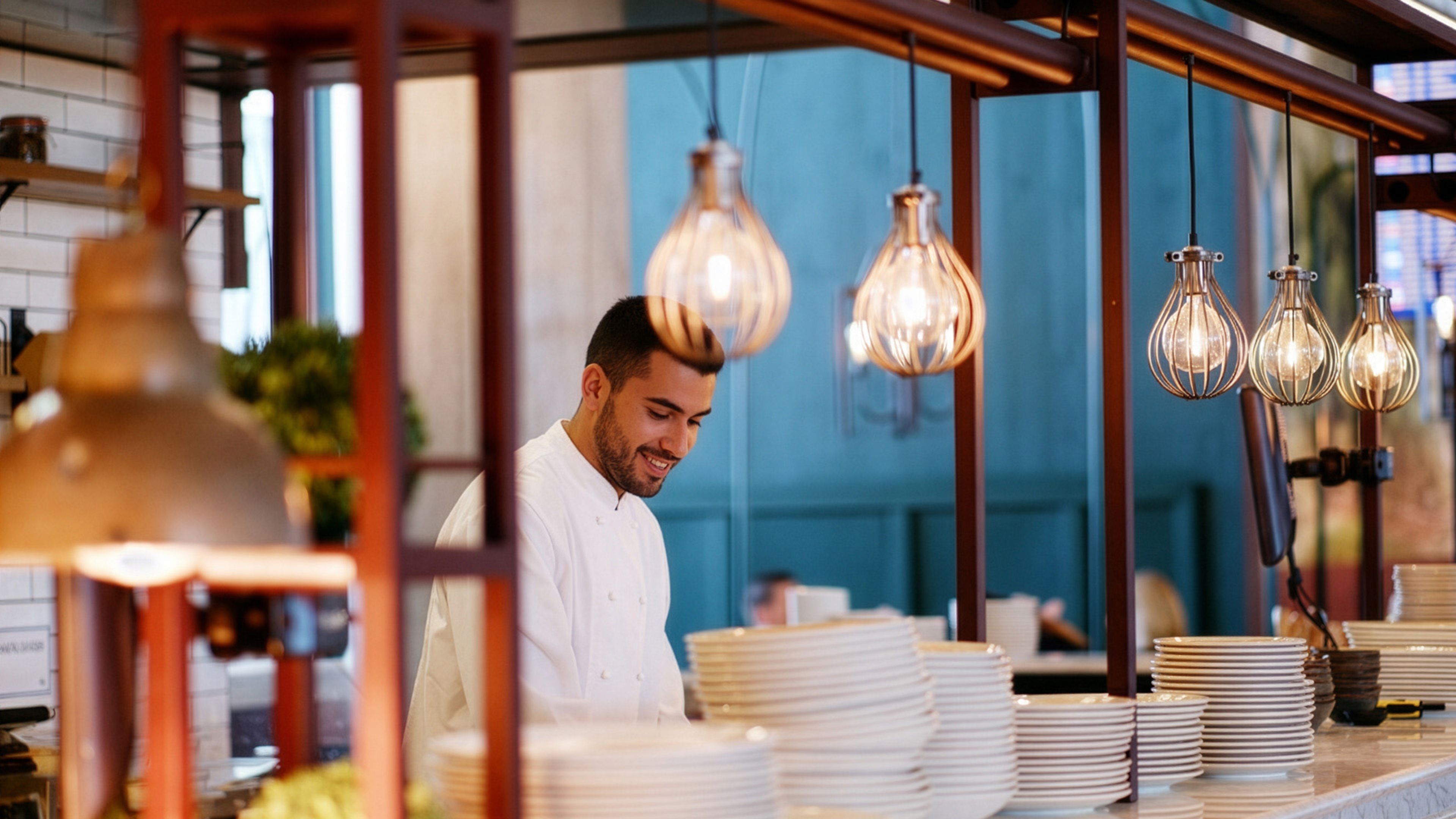 Bildet med innsyn til kjøkkenet og kjøkkensjefen i Trattoria