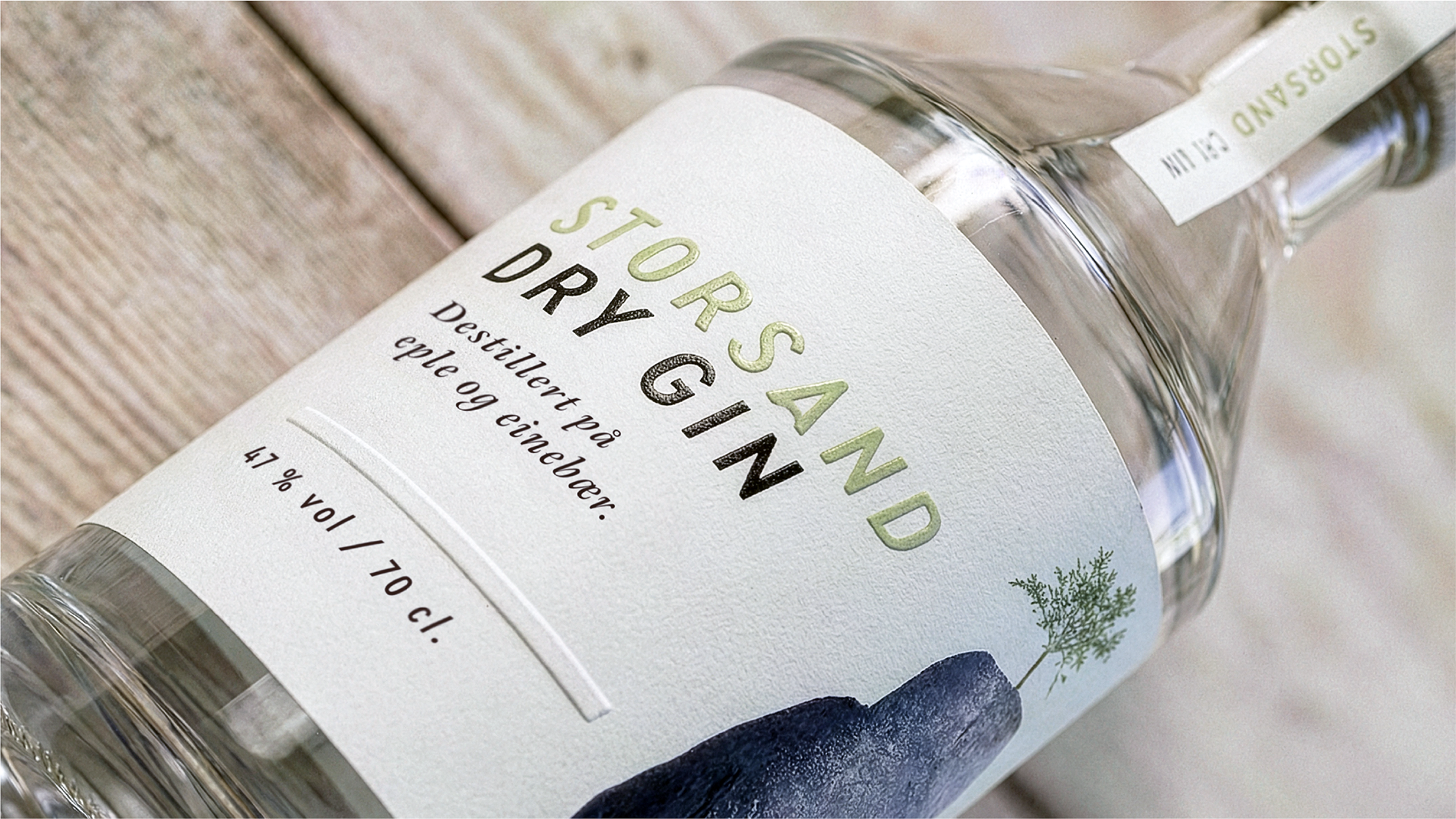 En flaske Storsand Dry Gin.